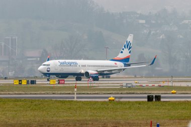 Zürih, İsviçre, 19 Ocak 2025 TC-SPT Sun Express Boeing 737-8U3 uçağı çok sisli bir günde 28 numaralı pistten kalkıyor.