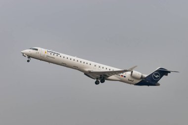 Zürih, İsviçre, 19 Ocak 2025 D-ACNN Lufthansa Mitsubishi CRJ-900LR Uçak çok sisli bir günde 28 nolu pistten kalkıyor.