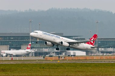 Zürih, İsviçre, 19 Ocak 2025 TC-JTD Türk Hava Yolları Airbus A321-231 uçağı çok sisli bir günde 28 numaralı pistten kalkıyor.