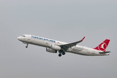 Zürih, İsviçre, 19 Ocak 2025 TC-JTD Türk Hava Yolları Airbus A321-231 uçağı çok sisli bir günde 28 numaralı pistten kalkıyor.