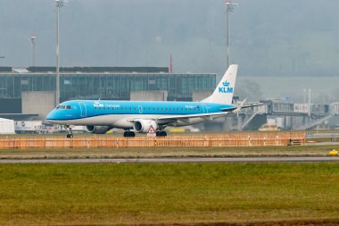 Zürih, İsviçre, 19 Ocak 2025 PH-EXY KLM Royal Dutch Airlines Embraer E190STD uçağı çok sisli bir günde 28 numaralı pistten kalkıyor.