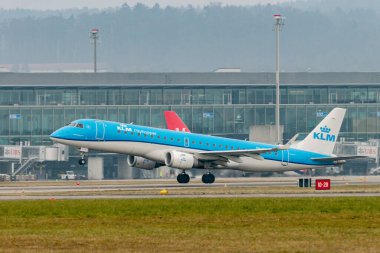 Zürih, İsviçre, 19 Ocak 2025 PH-EXY KLM Royal Dutch Airlines Embraer E190STD uçağı çok sisli bir günde 28 numaralı pistten kalkıyor.
