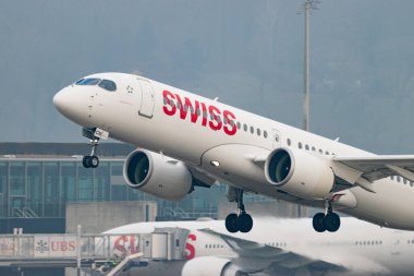 Zürih, İsviçre, 19 Ocak 2025 HB-JCM İsviçre Airbus A220-300 veya Bombardıman CS-300 uçağı çok sisli bir günde 28 numaralı pistten kalkıyor.