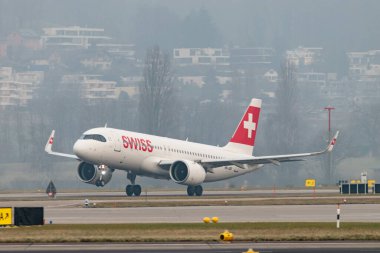 Zürih, İsviçre, 19 Ocak 2025 HB-JDE İsviçre Airbus A320-271N uçağı çok sisli bir günde 28 numaralı pistten kalkıyor.