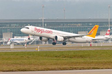 Zürih, İsviçre, 19 Ocak 2025 TC-RBJ Pegasus Airbus A321-251NX uçağı çok sisli bir günde 28 numaralı pistten kalkıyor.