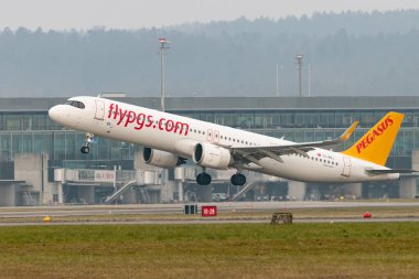 Zürih, İsviçre, 19 Ocak 2025 TC-RBJ Pegasus Airbus A321-251NX uçağı çok sisli bir günde 28 numaralı pistten kalkıyor.