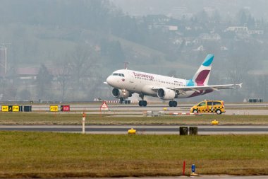 Zürih, İsviçre, 19 Ocak 2025 D-ABGN Eurowings Airbus A319-112 çok sisli bir günde 28 numaralı pistten kalkıyor.