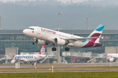 Zürih, İsviçre, 19 Ocak 2025 D-ABGN Eurowings Airbus A319-112 çok sisli bir günde 28 numaralı pistten kalkıyor.