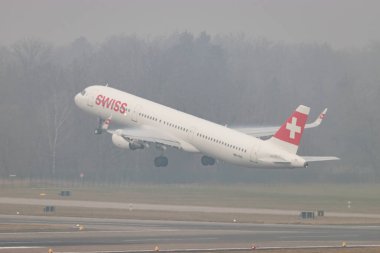 Zürih, İsviçre, 20 Ocak 2025 İsviçre HB-IOO İsviçre Airbus A321-212 uçağı çok sisli bir günde 28 numaralı pistten kalkıyor.
