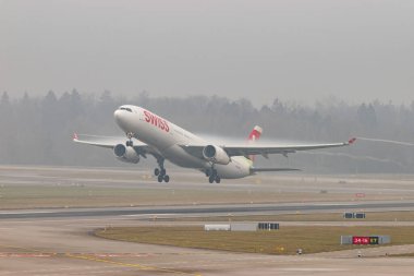 Zürih, İsviçre, 20 Ocak 2025 İsviçre HB-JHH İsviçre Airbus A330-343 uçağı çok sisli bir günde 16. pistten kalkıyor.