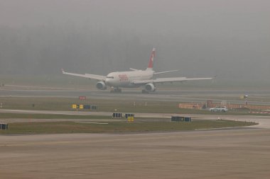 Zürih, İsviçre, 20 Ocak 2025 İsviçre HB-JHM İsviçre Airbus A330-343 uçağı çok sisli bir günde 16. pistte meydana gelen bir kazadan sonra yeniden havalandı.