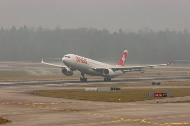 Zürih, İsviçre, 20 Ocak 2025 İsviçre HB-JHK İsviçre Airbus A330-343 uçağı çok sisli bir günde 16. pistten kalkıyor.