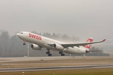 Zürih, İsviçre, 20 Ocak 2025 İsviçre HB-JHK İsviçre Airbus A330-343 uçağı çok sisli bir günde 16. pistten kalkıyor.