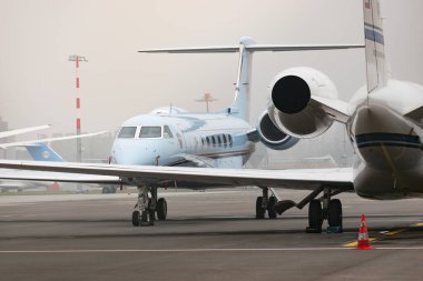 Zürih, İsviçre, 21 Ocak 2025 A9C-SLM Bahreyn hükümeti Gulfstream G550 uçağı Davos 'taki dünya ekonomik forumu sırasında çok sisli bir günde park ediyor.