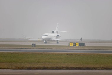 Zürih, İsviçre, 21 Ocak 2025 N-240LG Dassault Falcon 900EX uçağı Davos 'taki dünya ekonomik forumunda çok sisli bir günde taksicilik yapıyor.