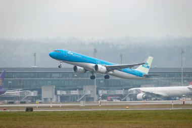 Zürih, İsviçre, 22 Ocak 2025 PH-AXD KLM Royal Dutch Airlines Airbus A321-252NX uçağı yağmurlu bir günde 28. pistten kalkıyor.