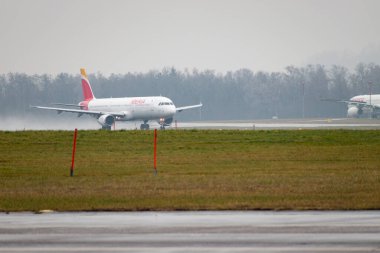 Zürih, İsviçre, 22 Ocak 2025 EC-JZM Iberia Airbus A321-212 uçağı yağmurlu bir günde 16 numaralı pistten kalkıyor.