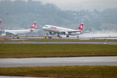 Zürih, İsviçre, 22 Ocak 2025 İsviçre HB-IOD İsviçre Airbus A321-111 uçağı yağmurlu bir günde 28. pistten kalkıyor.