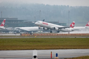 Zürih, İsviçre, 22 Ocak 2025 İsviçre HB-IOD İsviçre Airbus A321-111 uçağı yağmurlu bir günde 28. pistten kalkıyor.