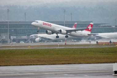 Zürih, İsviçre, 22 Ocak 2025 İsviçre HB-IOD İsviçre Airbus A321-111 uçağı yağmurlu bir günde 28. pistten kalkıyor.