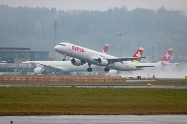 Zürih, İsviçre, 22 Ocak 2025 İsviçre HB-IOM İsviçre Airbus A321-212 uçağı yağmurlu bir günde 28. pistten kalkıyor.