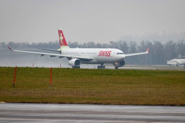 Zürih, İsviçre, 22 Ocak 2025 HB-JHF İsviçre Airbus A330-343 uçağı yağmurlu bir günde 16. pistten kalkıyor.