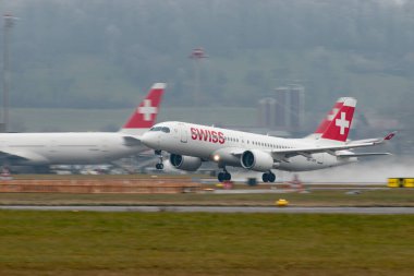 Zürih, İsviçre, 22 Ocak 2025 HB-JCR İsviçre Airbus A220-300 veya Bombacı CS-300 uçağı yağmurlu bir günde 28. pistten kalkıyor.