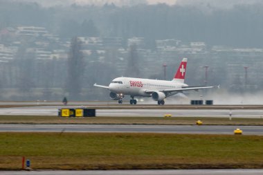 Zürih, İsviçre, 22 Ocak 2025 İsviçre HB-IJL İsviçre Airbus A320-214 uçağı yağmurlu bir günde 28 numaralı pistten kalkıyor.