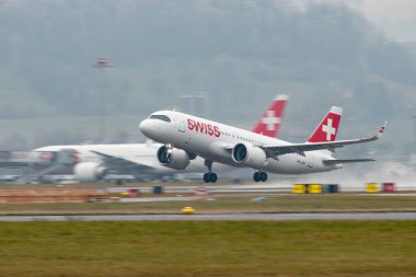 Zürih, İsviçre, 22 Ocak 2025 İsviçre HB-JDH İsviçre Airbus A320-271N uçağı yağmurlu bir günde 28 numaralı pistten kalkıyor.