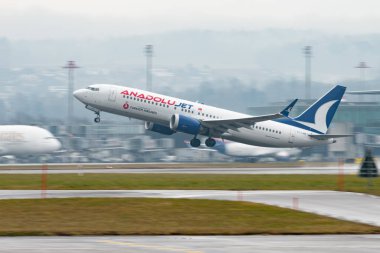 Zürih, İsviçre, 22 Ocak 2025 TC-LAK Anadolu jeti Boeing 737-8 MAX uçağı yağmurlu bir günde 28 numaralı pistten kalkıyor.