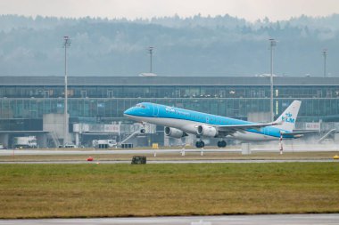 Zürih, İsviçre, 22 Ocak 2025 PH-EZV KLM Hollanda Kraliyet Havayolları Embraer E190STD uçağı yağmurlu bir günde 28. pistten kalkıyor.