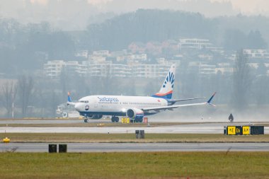 Zürih, İsviçre, 22 Ocak 2025 TC-SMU Sun Express Boeing 737-8 MAX uçağı yağmurlu bir günde 28 numaralı pistten kalkıyor.