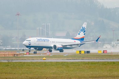 Zürih, İsviçre, 22 Ocak 2025 TC-SMU Sun Express Boeing 737-8 MAX uçağı yağmurlu bir günde 28 numaralı pistten kalkıyor.