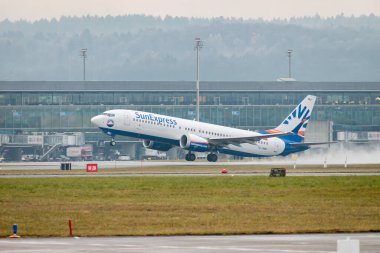Zürih, İsviçre, 22 Ocak 2025 TC-SMU Sun Express Boeing 737-8 MAX uçağı yağmurlu bir günde 28 numaralı pistten kalkıyor.