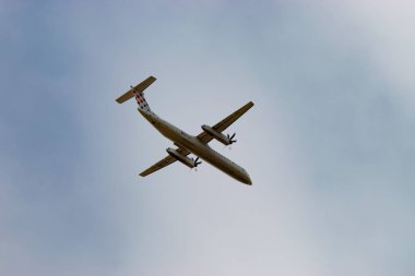 Zürih, İsviçre, 23 Ocak 2025 9A-CQA Hırvatistan Havayolları De Havilland Dash 8-400 uçağı 32 numaralı pistten kalkıyor.