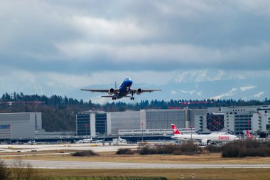 Zürih, İsviçre, 23 Ocak 2025 EI-IMV ITA Airways Airbus A319-111 uçağı 32 numaralı pistten kalkıyor.