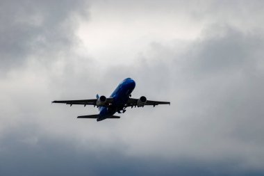 Zürih, İsviçre, 23 Ocak 2025 EI-IMV ITA Airways Airbus A319-111 uçağı 32 numaralı pistten kalkıyor.