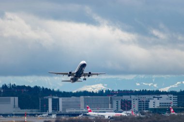 Zürih, İsviçre, 23 Ocak 2025 EC-NLJ Ayrıcalık Stili Airbus A321-231 pistten kalkıyor.