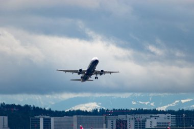 Zürih, İsviçre, 23 Ocak 2025 EC-NLJ Ayrıcalık Stili Airbus A321-231 pistten kalkıyor.