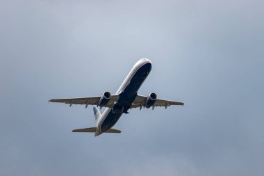 Zürih, İsviçre, 23 Ocak 2025 EC-NLJ Ayrıcalık Stili Airbus A321-231 pistten kalkıyor.