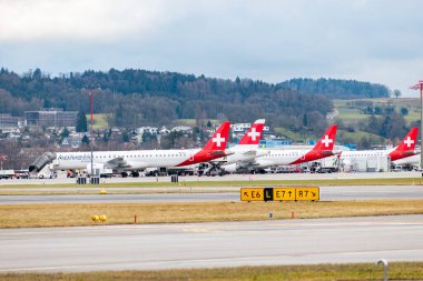 Zürih, İsviçre, 23 Ocak 2025 Farklı Helvetic Havayolları Embraer uçakları önlüğe park ediyor.