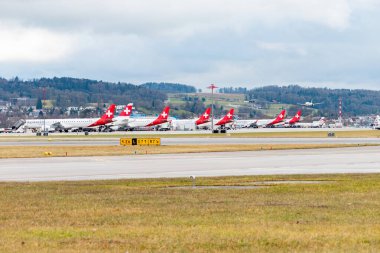 Zürih, İsviçre, 23 Ocak 2025 Farklı Helvetic Havayolları Embraer uçakları önlüğe park ediyor.