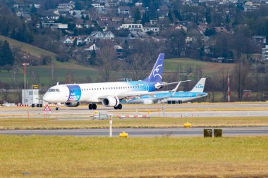 Zürih, İsviçre, 23 Ocak 2025 4o-AOA Karadağ Hava Yolları Embraer E195LR uçağı az önce 28 numaralı piste indi.