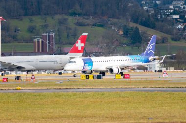 Zürih, İsviçre, 23 Ocak 2025 4o-AOA Karadağ Hava Yolları Embraer E195LR uçağı az önce 28 numaralı piste indi.