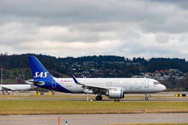 Zürih, İsviçre, 23 Ocak 2025 SE-RUP SAS Scandinavian Airbus A320-251N uçakları taksicilik yapıyor