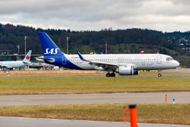 Zürih, İsviçre, 23 Ocak 2025 SE-RUP SAS Scandinavian Airbus A320-251N uçakları taksicilik yapıyor
