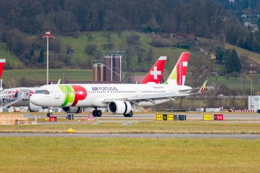 Zürih, İsviçre, 23 Ocak 2025 CS-TXF TAP Air Portugal Airbus A321-251NX uçağı az önce 28 numaralı piste indi.