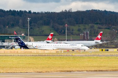 Zürih, İsviçre, 23 Ocak 2025 D-ACNW Lufthansa Mitsubishi CRJ-900LR uçağı taksicilik yapıyor.