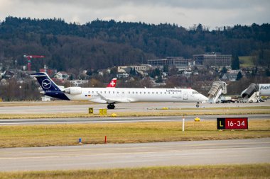Zürih, İsviçre, 23 Ocak 2025 D-ACNW Lufthansa Mitsubishi CRJ-900LR uçağı taksicilik yapıyor.