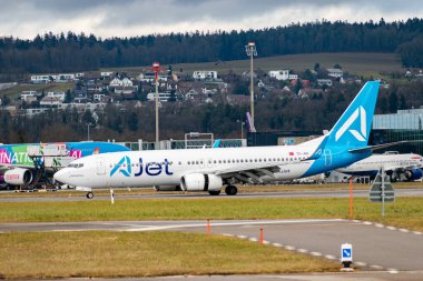 Zürih, İsviçre, 23 Ocak 2025 TC-JHC AJet Boeing 737-8F2 uçağı az önce 28 numaralı piste indi.